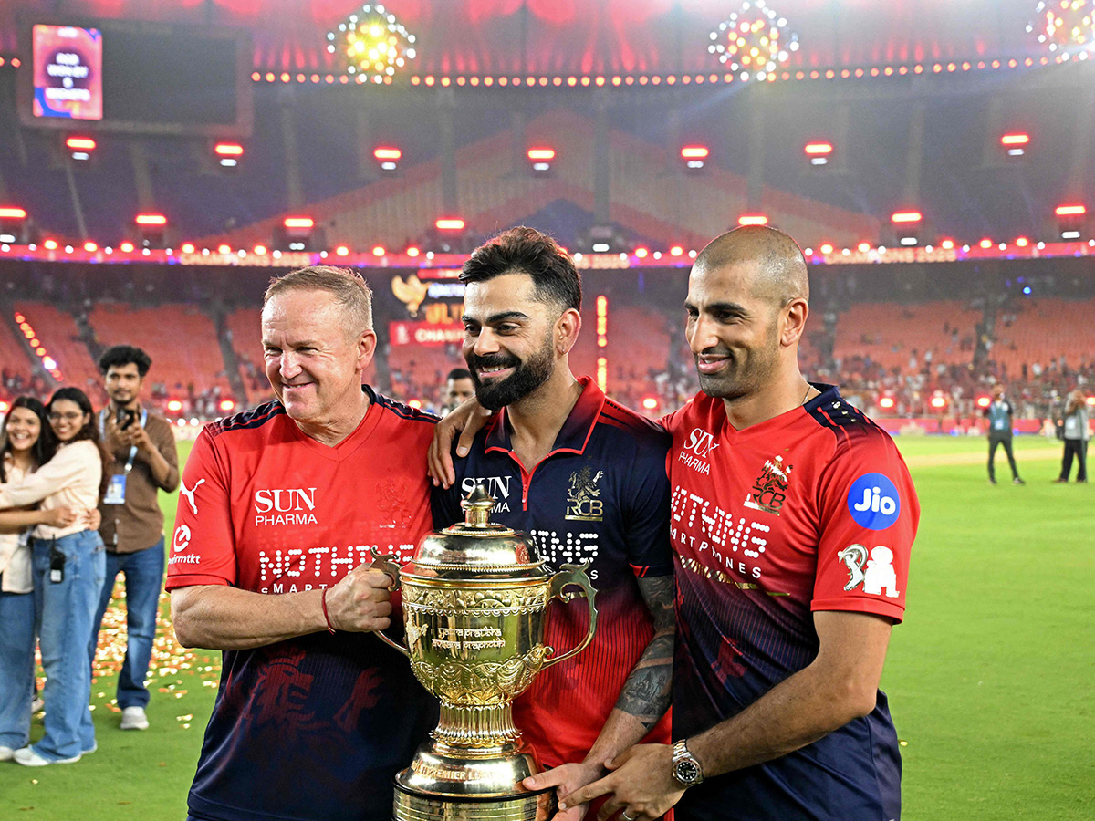 IPL 2026 : RCB  Players Celebrate With the Trophy After Winning 9