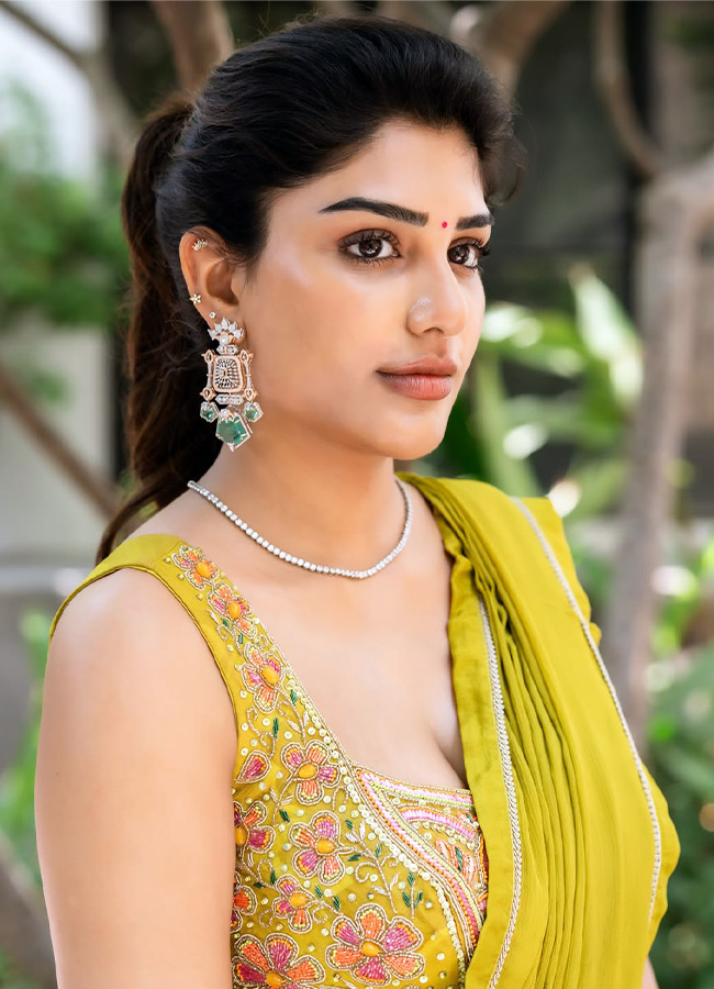 Surekha Vani Daughter Supritha Looks Stunning in a Colorful Dress Photos4