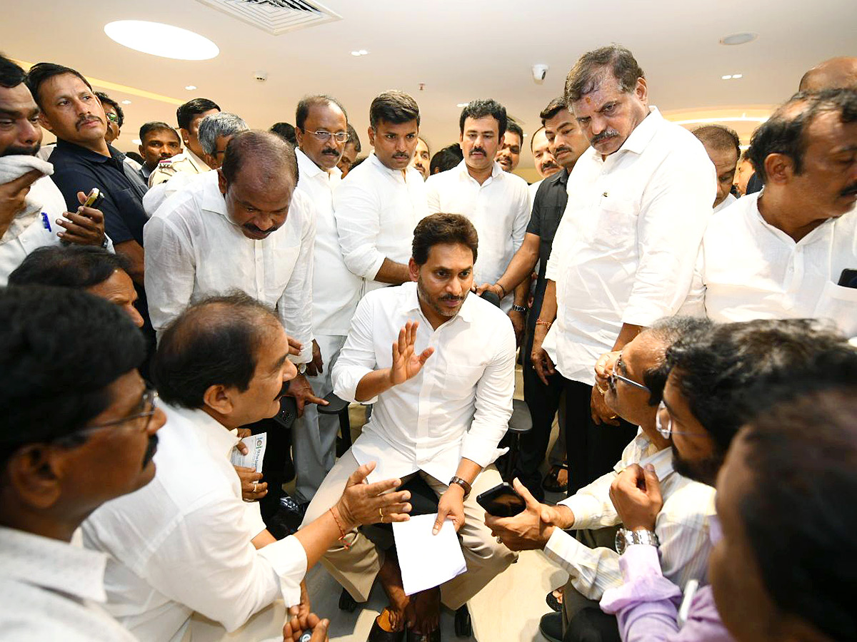 YS Jagan consoles victims of Visakha Steel Plant incident Photos..10