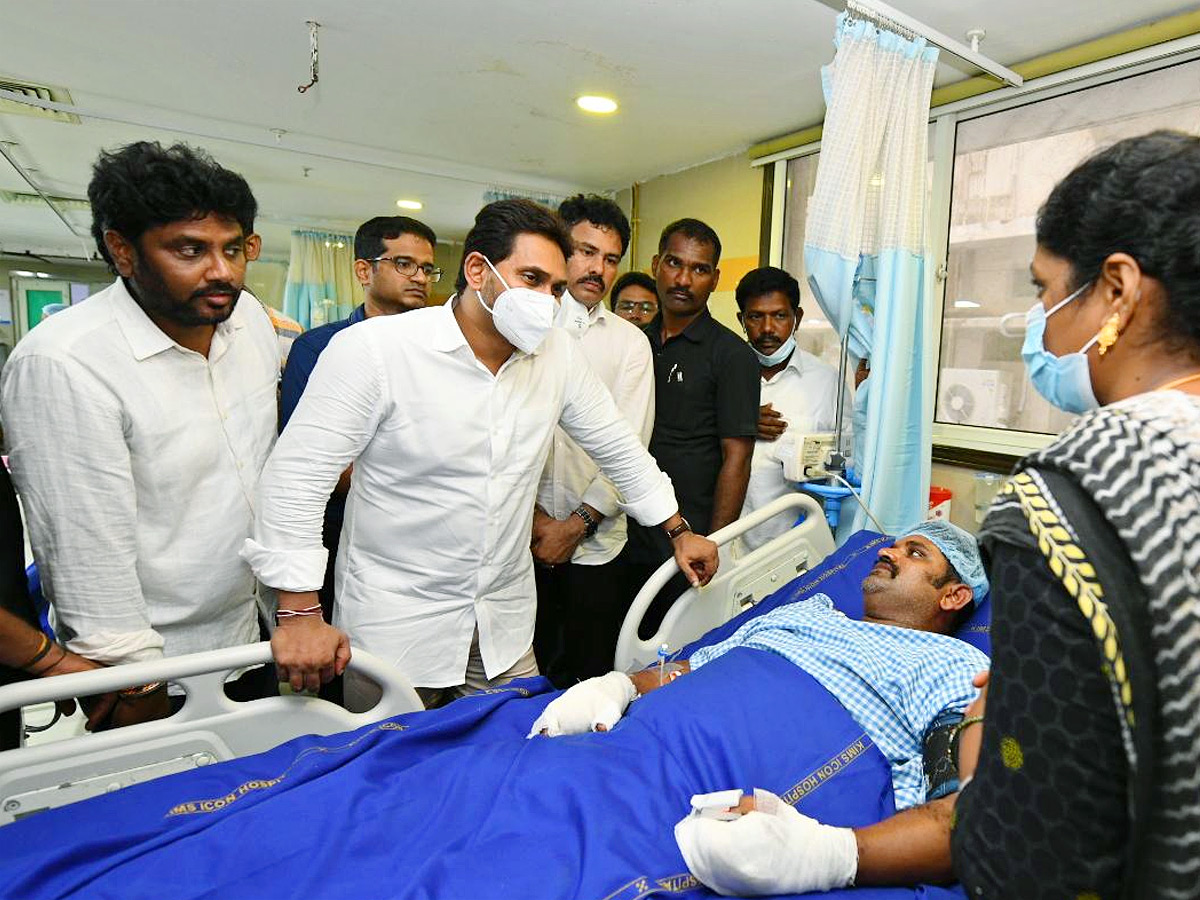 YS Jagan consoles victims of Visakha Steel Plant incident Photos..11