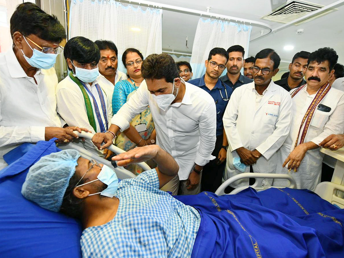 YS Jagan consoles victims of Visakha Steel Plant incident Photos..12
