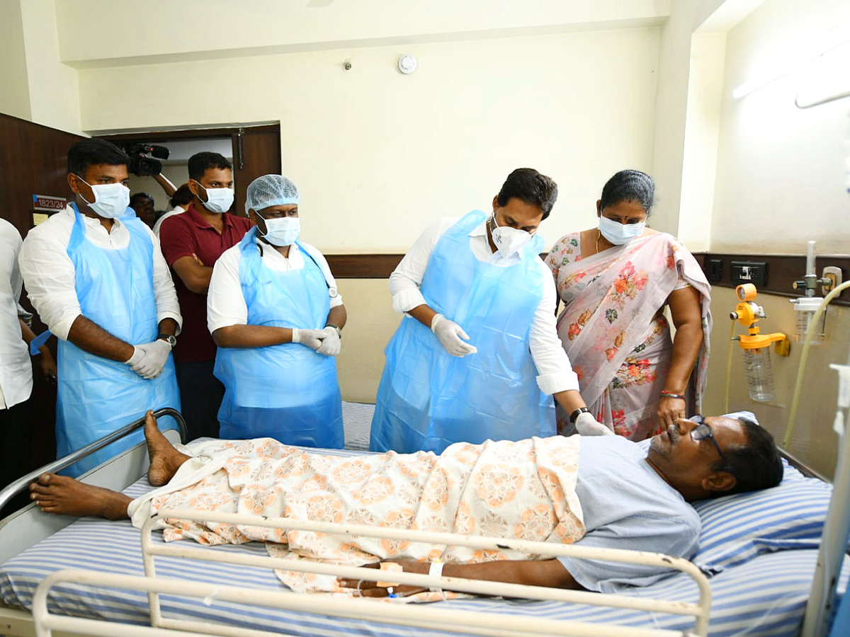YS Jagan consoles victims of Visakha Steel Plant incident Photos..2