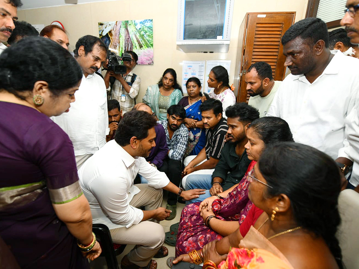 YS Jagan consoles victims of Visakha Steel Plant incident Photos..4