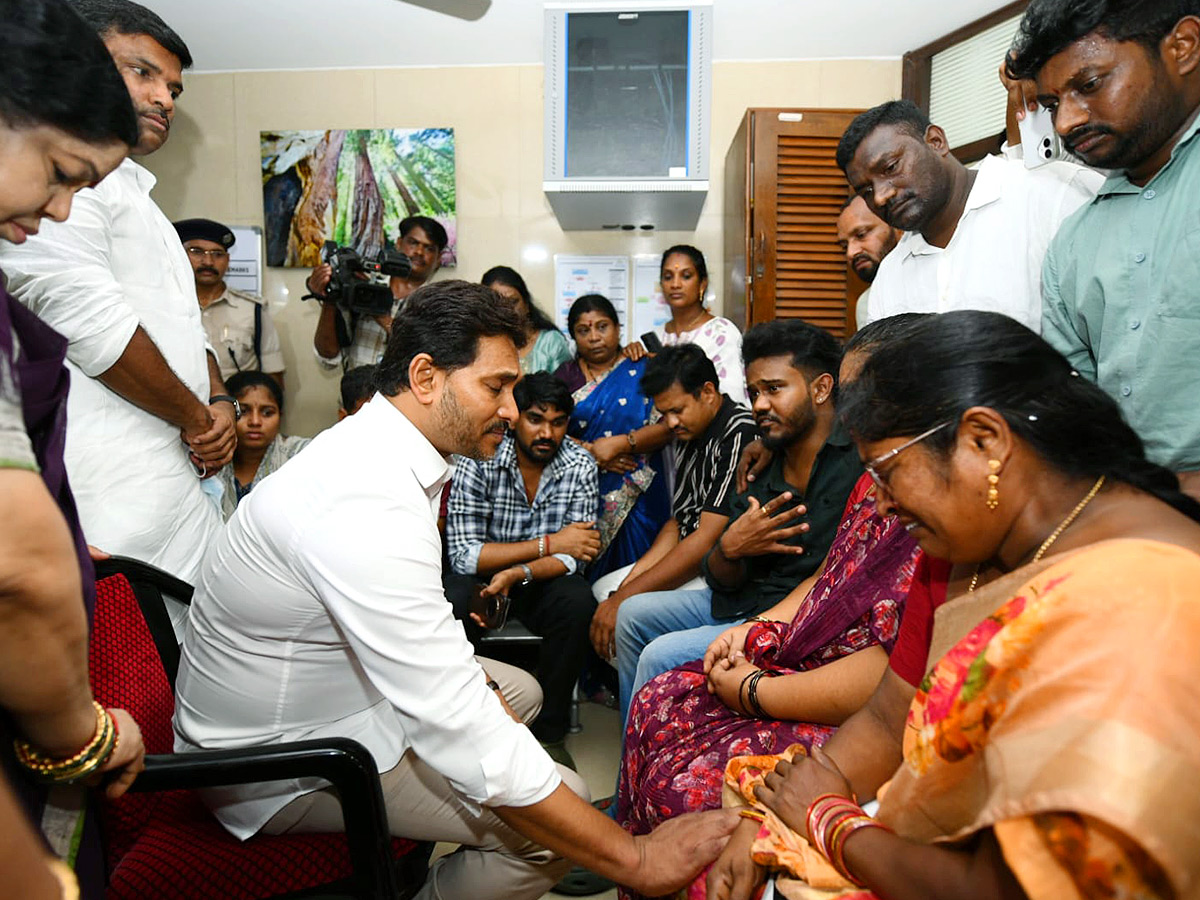 YS Jagan consoles victims of Visakha Steel Plant incident Photos..5