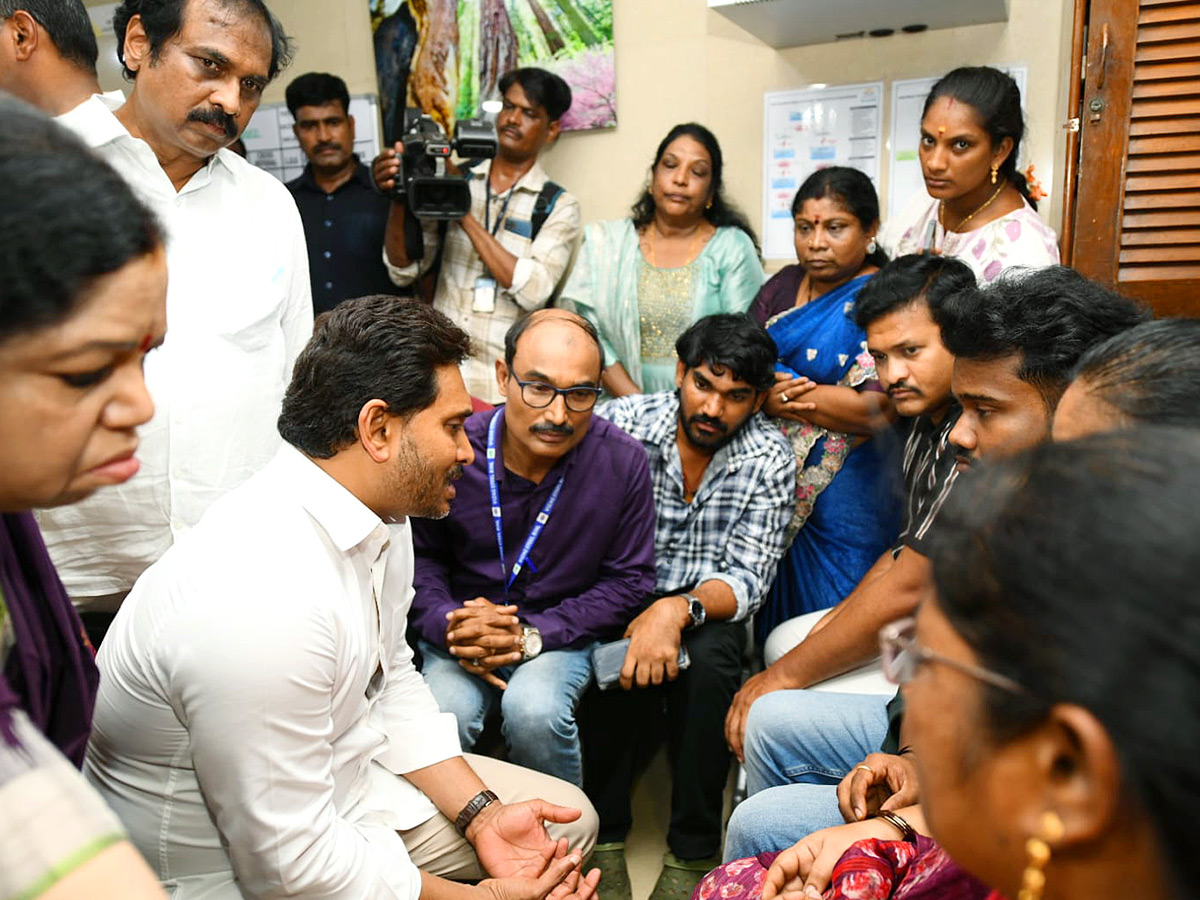 YS Jagan consoles victims of Visakha Steel Plant incident Photos..6
