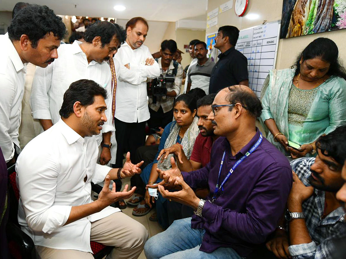 YS Jagan consoles victims of Visakha Steel Plant incident Photos..7