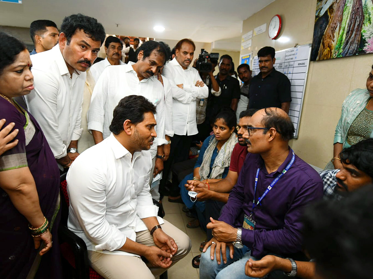 YS Jagan consoles victims of Visakha Steel Plant incident Photos..8