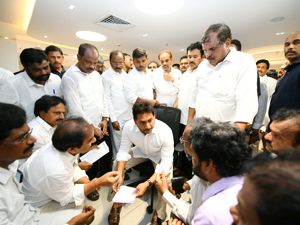 YS Jagan consoles victims of Visakha Steel Plant incident Photos..9
