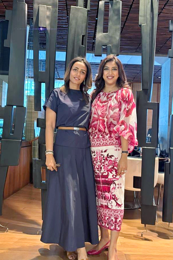 Namrata shirodkar shares beautiful Pictures With Friend Birthday celebrations Party Photos2