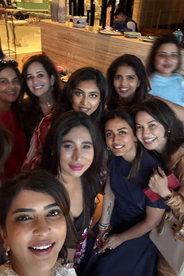Namrata shirodkar shares beautiful Pictures With Friend Birthday celebrations Party Photos11