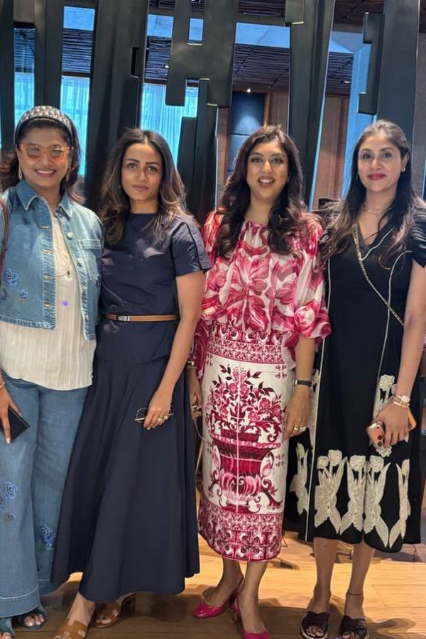 Namrata shirodkar shares beautiful Pictures With Friend Birthday celebrations Party Photos12