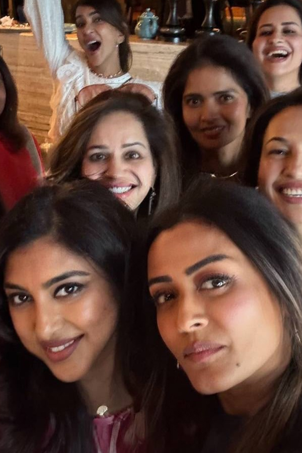 Namrata shirodkar shares beautiful Pictures With Friend Birthday celebrations Party Photos3