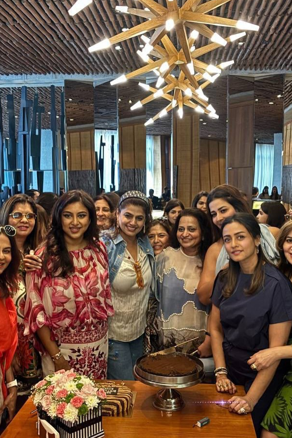 Namrata shirodkar shares beautiful Pictures With Friend Birthday celebrations Party Photos4