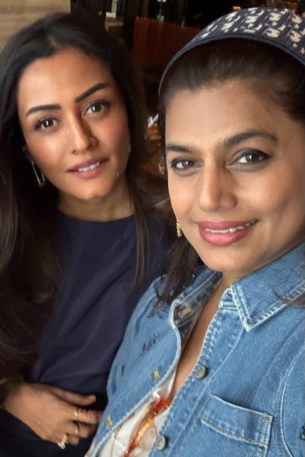 Namrata shirodkar shares beautiful Pictures With Friend Birthday celebrations Party Photos5