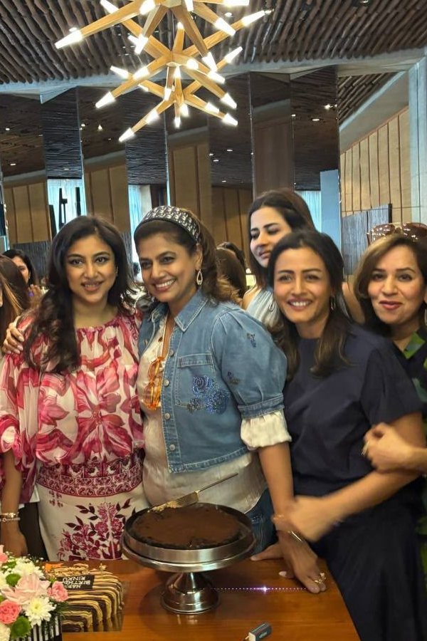 Namrata shirodkar shares beautiful Pictures With Friend Birthday celebrations Party Photos6