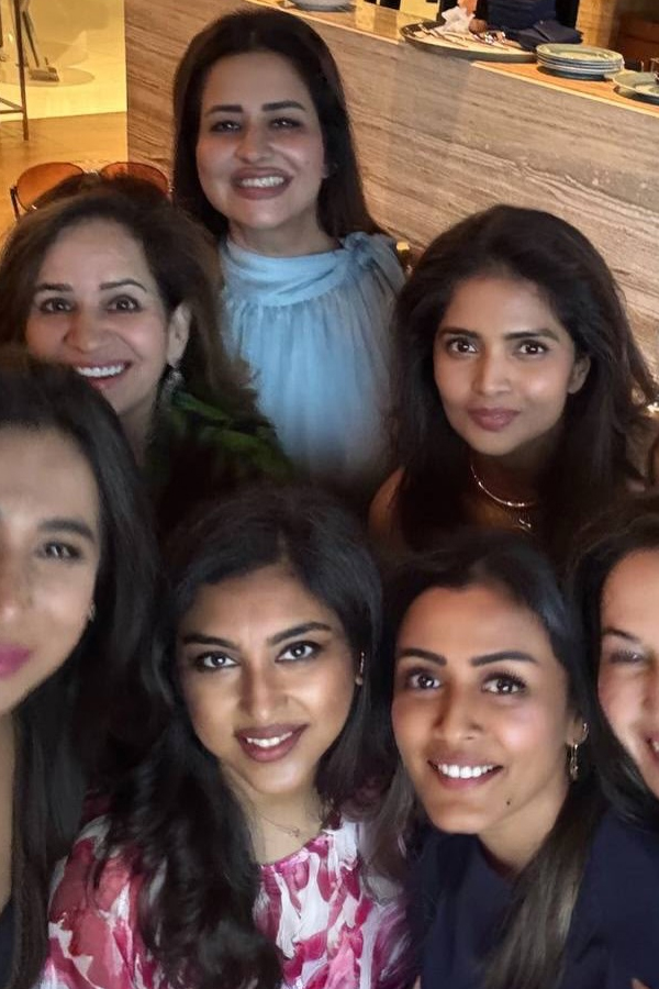 Namrata shirodkar shares beautiful Pictures With Friend Birthday celebrations Party Photos7