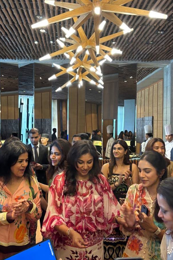 Namrata shirodkar shares beautiful Pictures With Friend Birthday celebrations Party Photos8