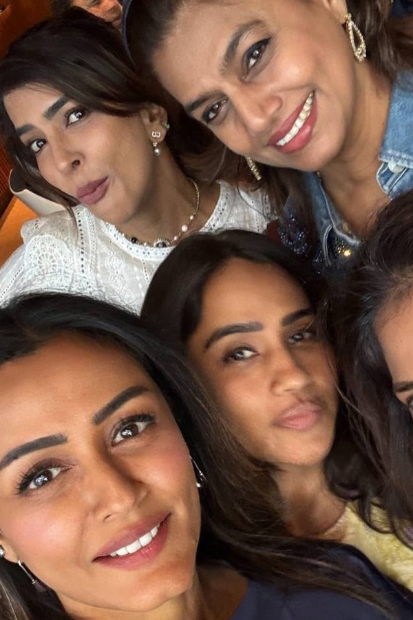 Namrata shirodkar shares beautiful Pictures With Friend Birthday celebrations Party Photos9