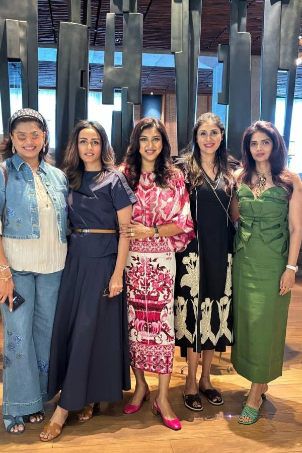 Namrata shirodkar shares beautiful Pictures With Friend Birthday celebrations Party Photos10