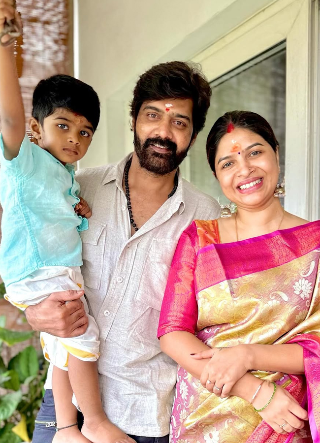 Hero Naveen Chandra Wedding Anniversary Special Photos2