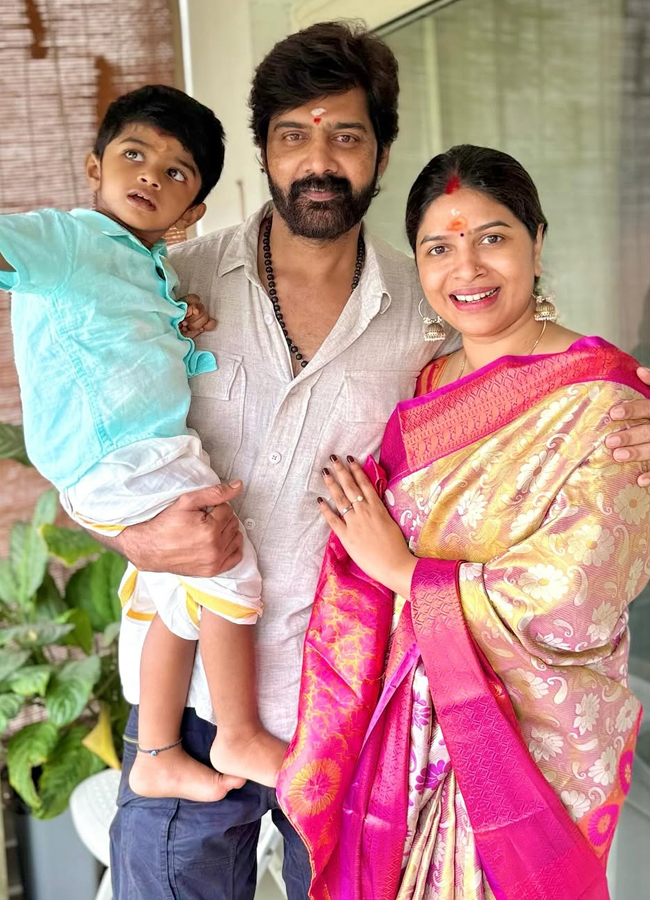 Hero Naveen Chandra Wedding Anniversary Special Photos4