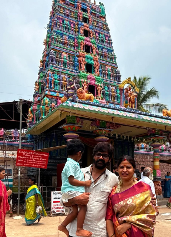 Hero Naveen Chandra Wedding Anniversary Special Photos5