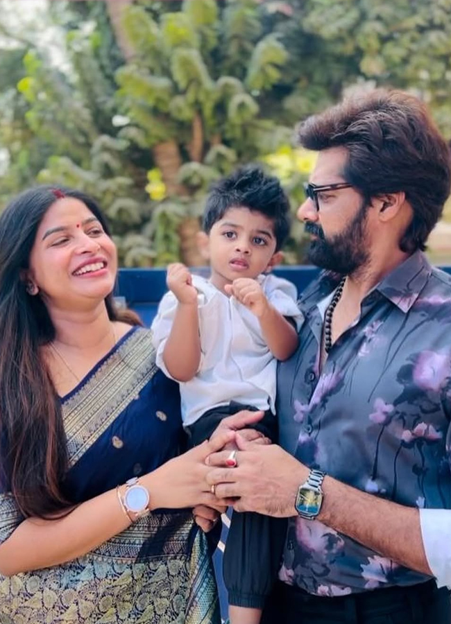 Hero Naveen Chandra Wedding Anniversary Special Photos8