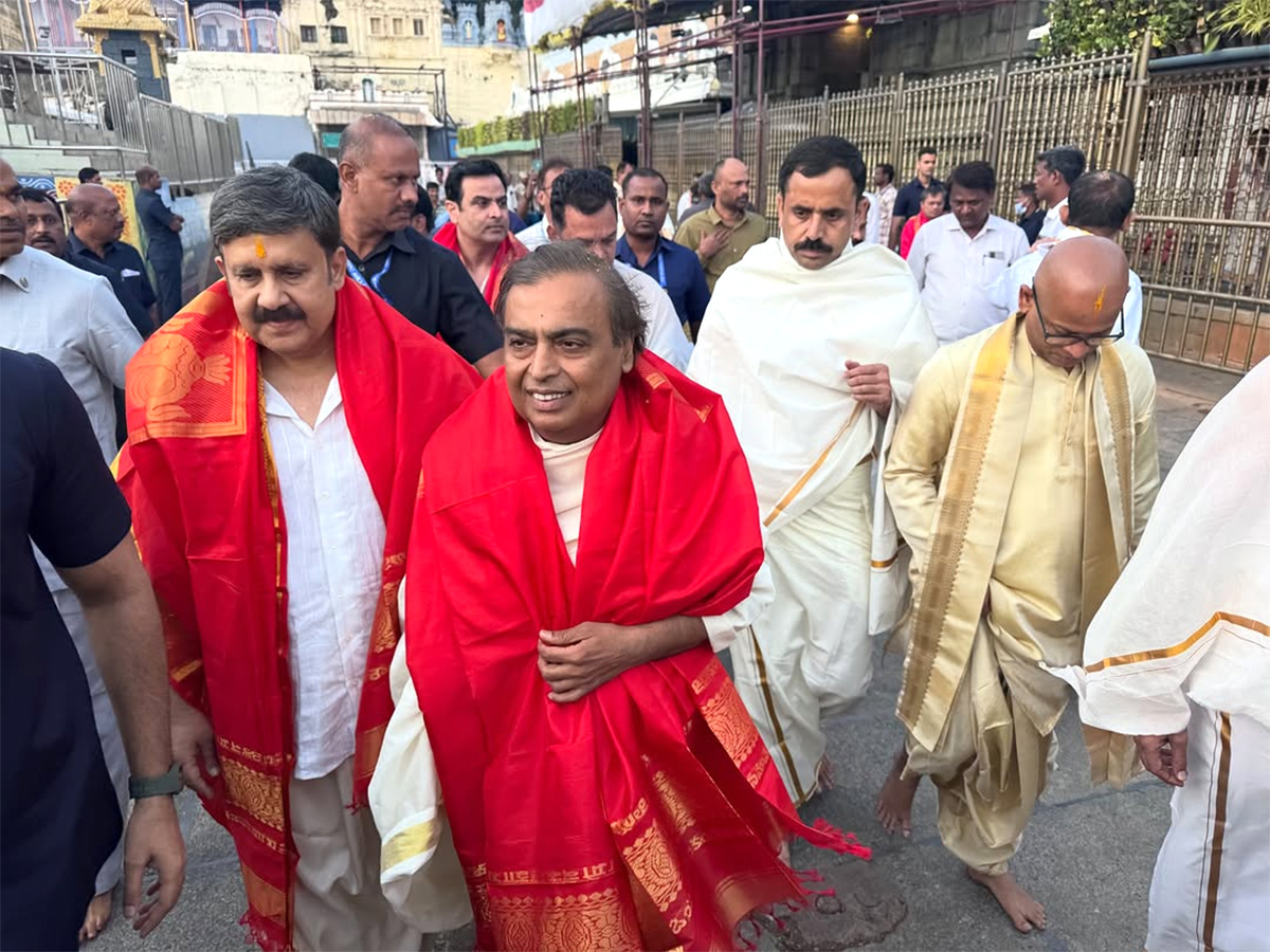 Mukesh Ambani Anant Ambani And Radhika Visit Tirumala10