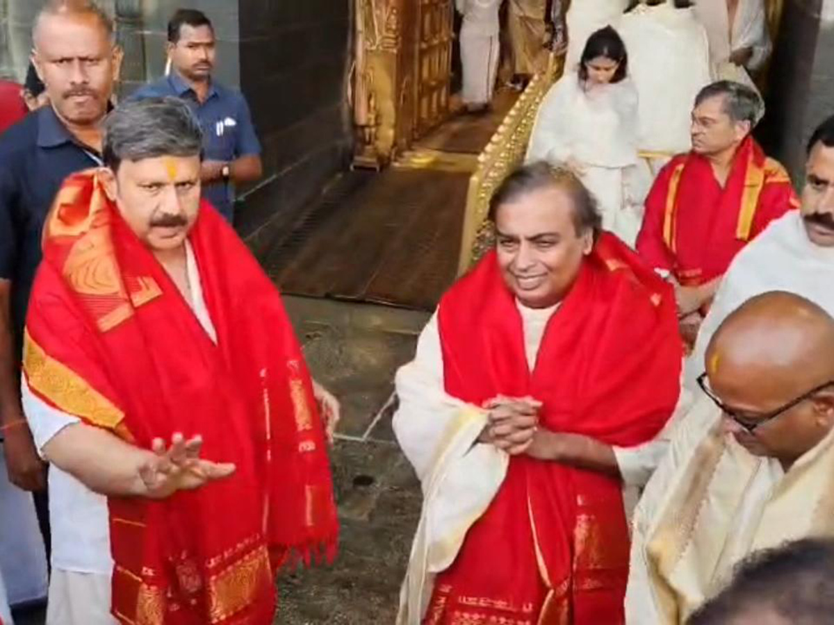 Mukesh Ambani Anant Ambani And Radhika Visit Tirumala11