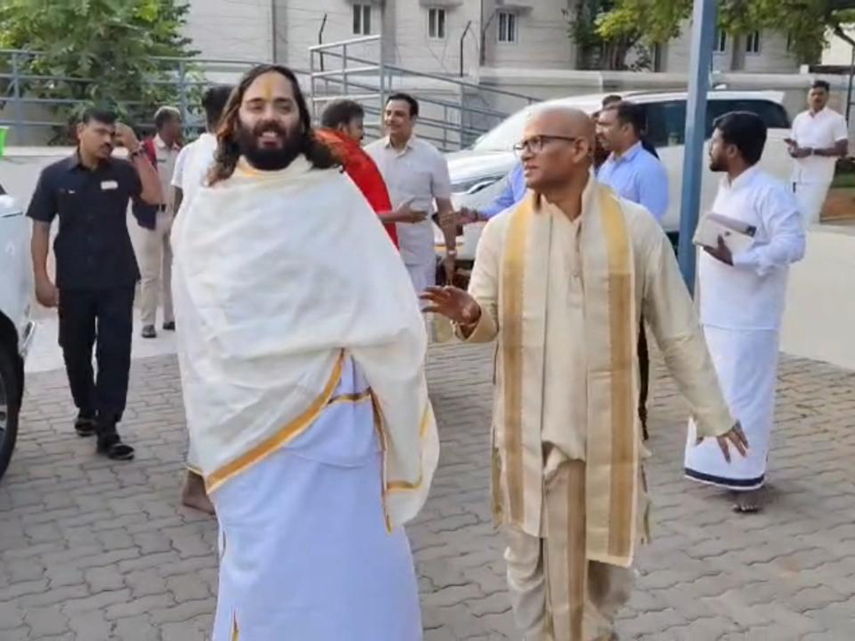 Mukesh Ambani Anant Ambani And Radhika Visit Tirumala12