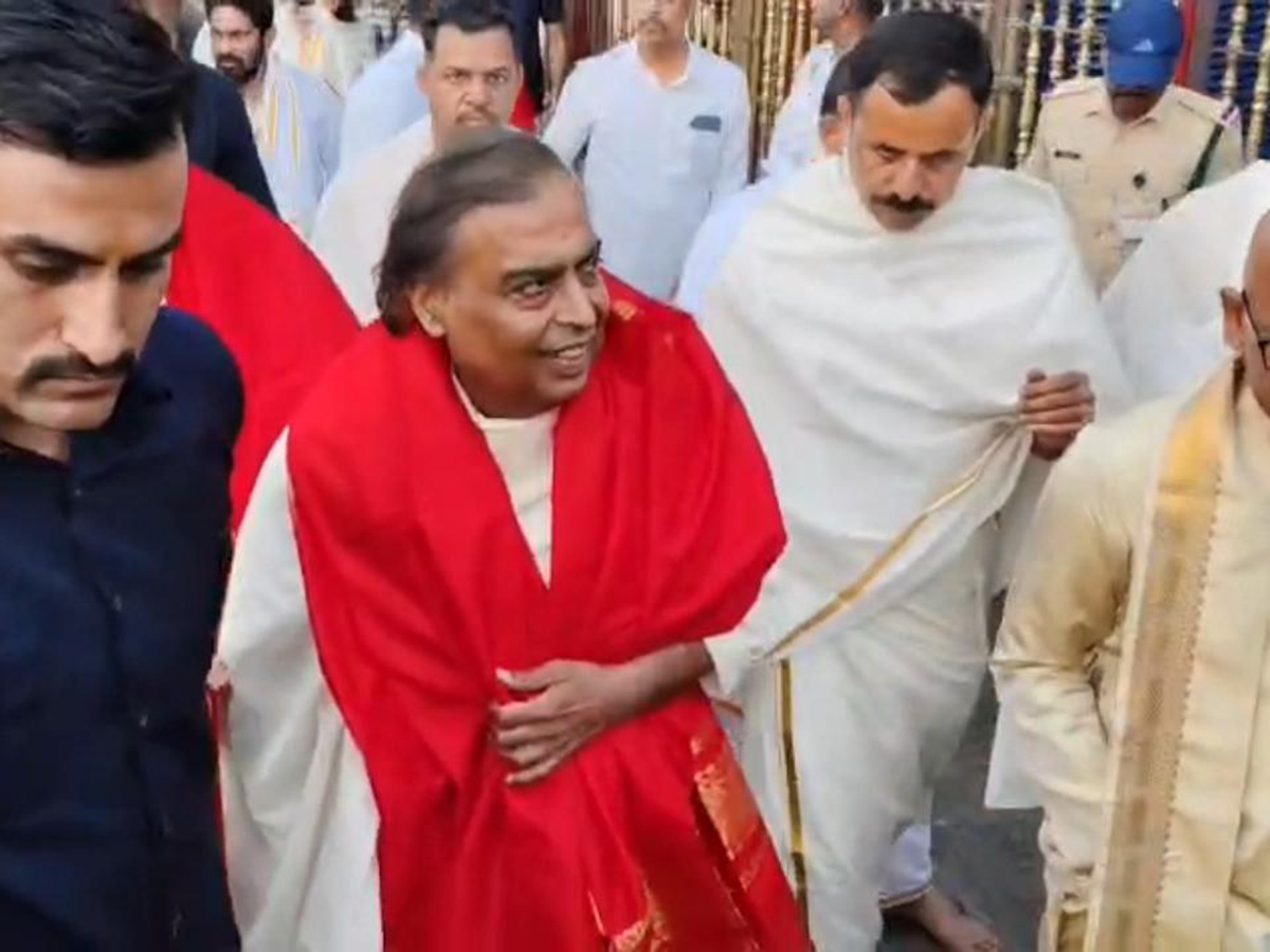 Mukesh Ambani Anant Ambani And Radhika Visit Tirumala13