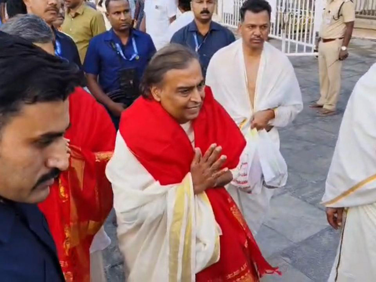 Mukesh Ambani Anant Ambani And Radhika Visit Tirumala14