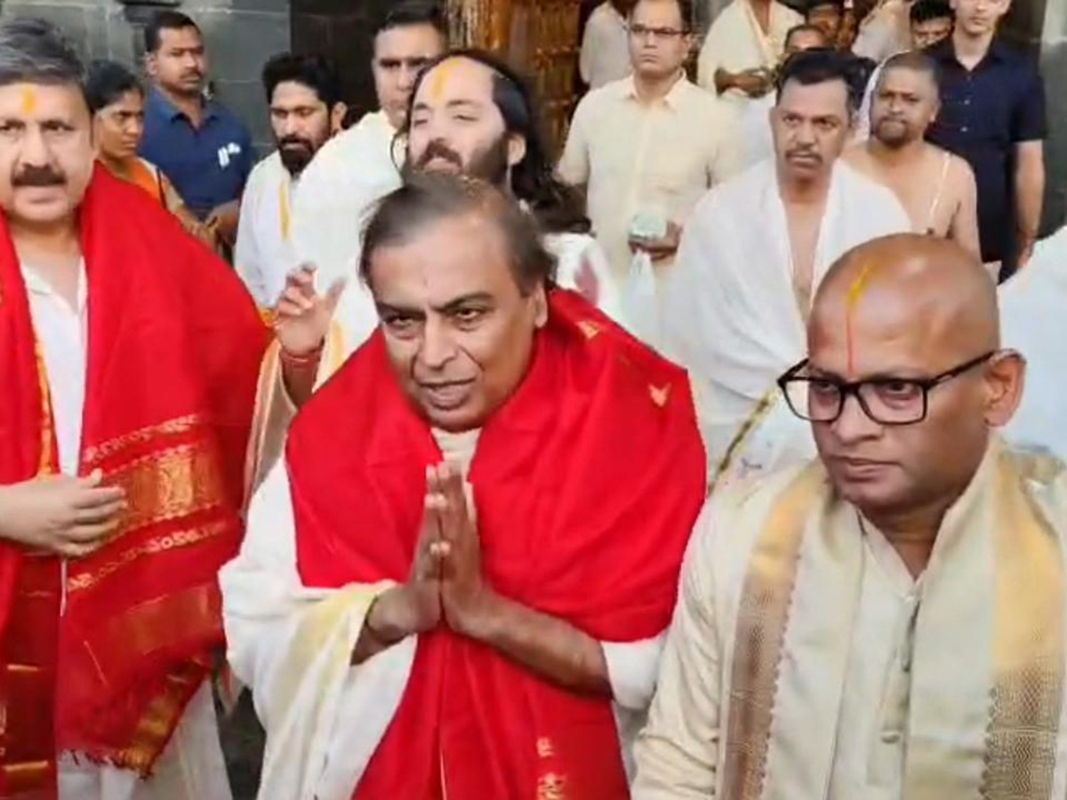 Mukesh Ambani Anant Ambani And Radhika Visit Tirumala15