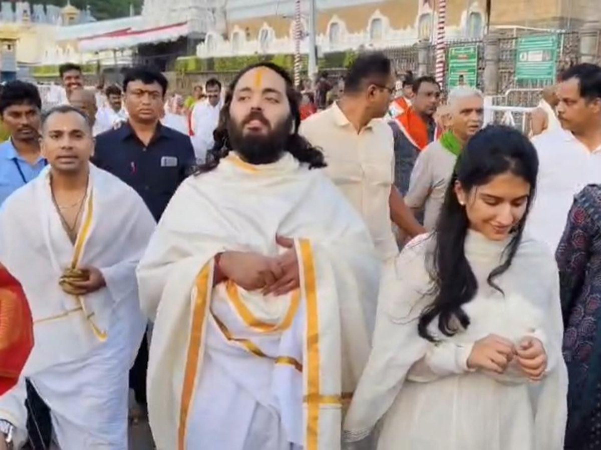 Mukesh Ambani Anant Ambani And Radhika Visit Tirumala16