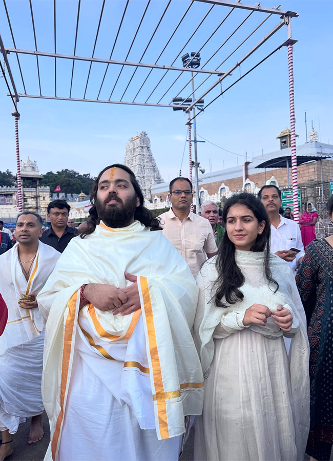 Mukesh Ambani Anant Ambani And Radhika Visit Tirumala17
