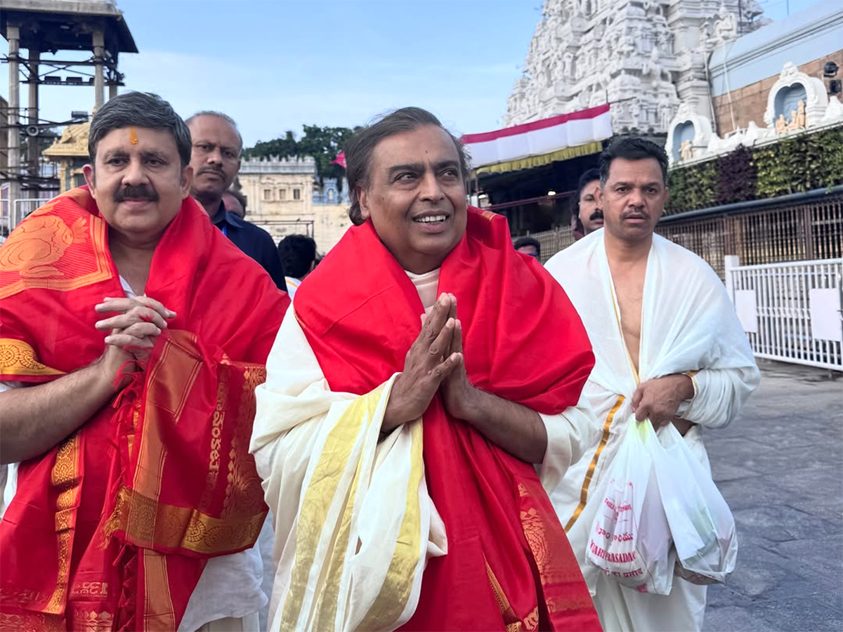 Mukesh Ambani Anant Ambani And Radhika Visit Tirumala2
