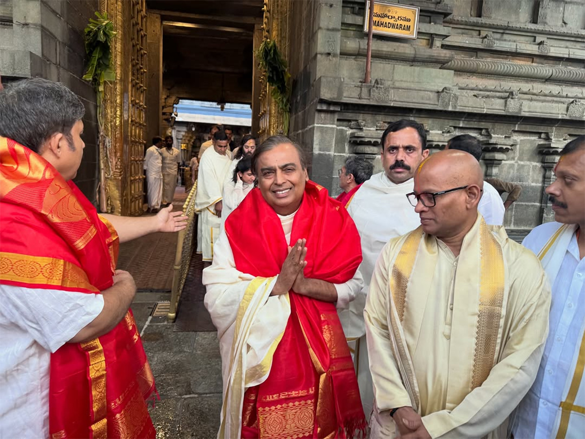 Mukesh Ambani Anant Ambani And Radhika Visit Tirumala3