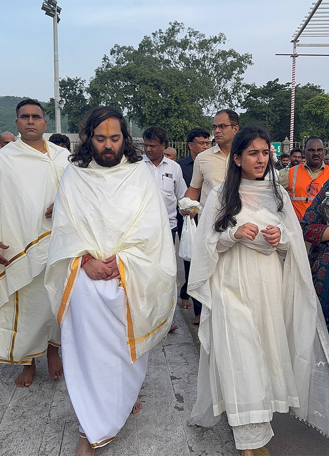 Mukesh Ambani Anant Ambani And Radhika Visit Tirumala4