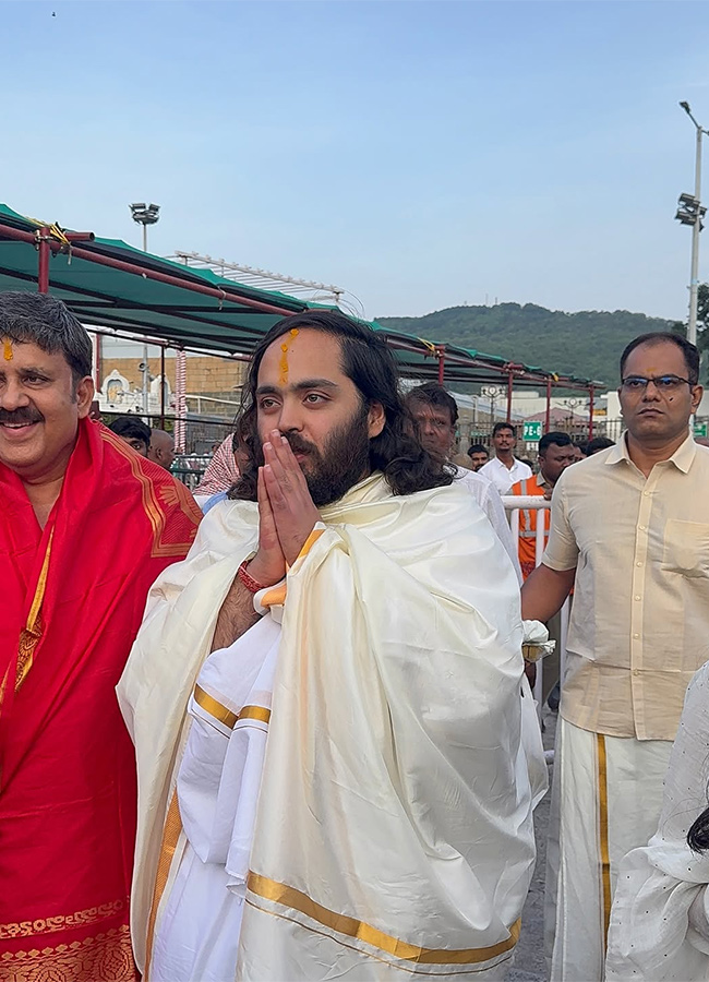 Mukesh Ambani Anant Ambani And Radhika Visit Tirumala5