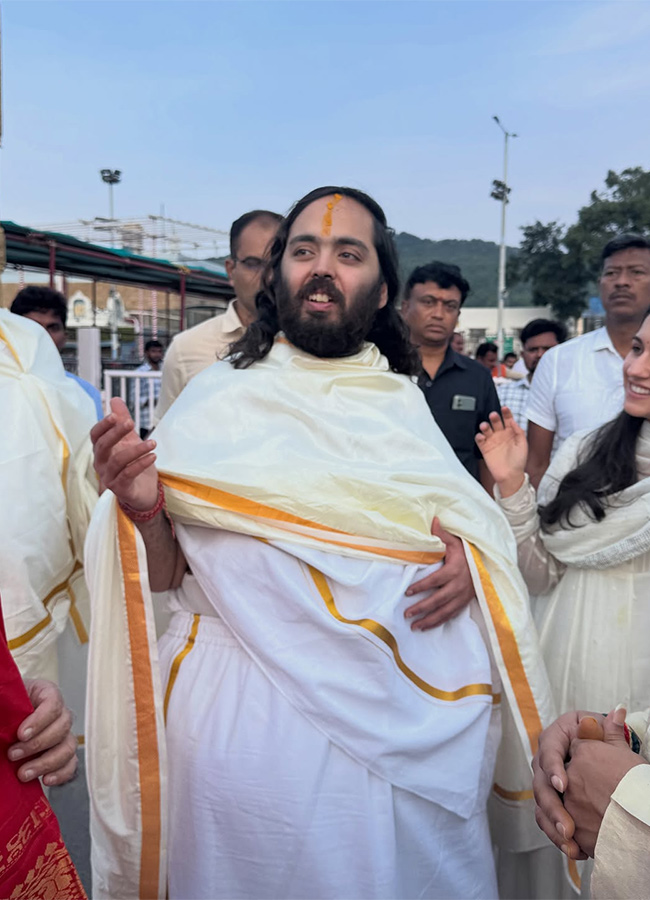 Mukesh Ambani Anant Ambani And Radhika Visit Tirumala6