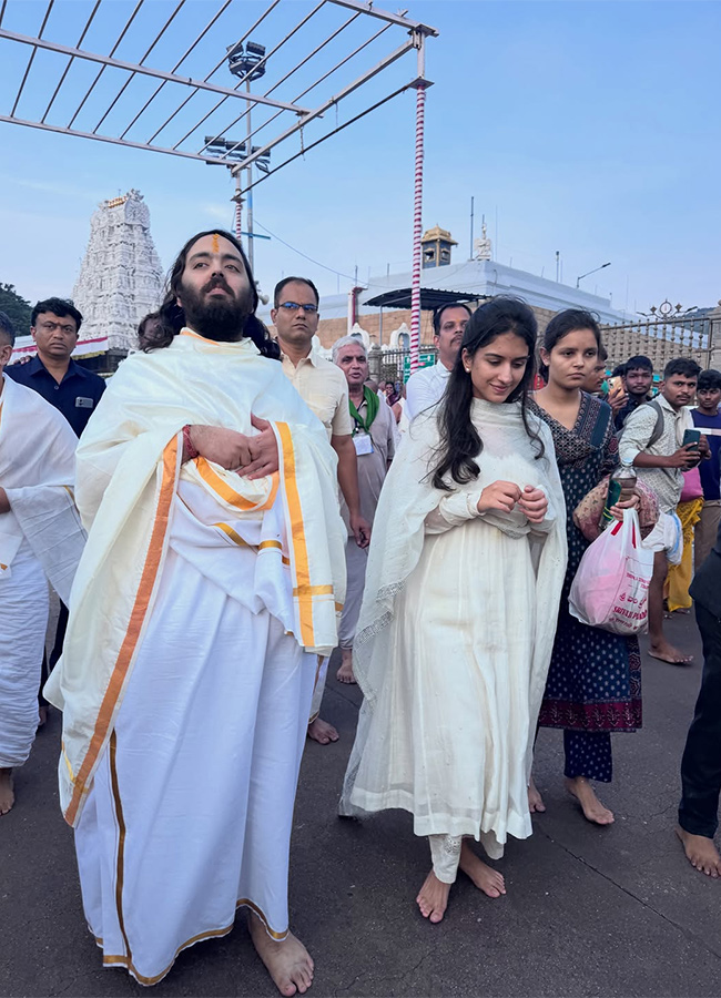 Mukesh Ambani Anant Ambani And Radhika Visit Tirumala7