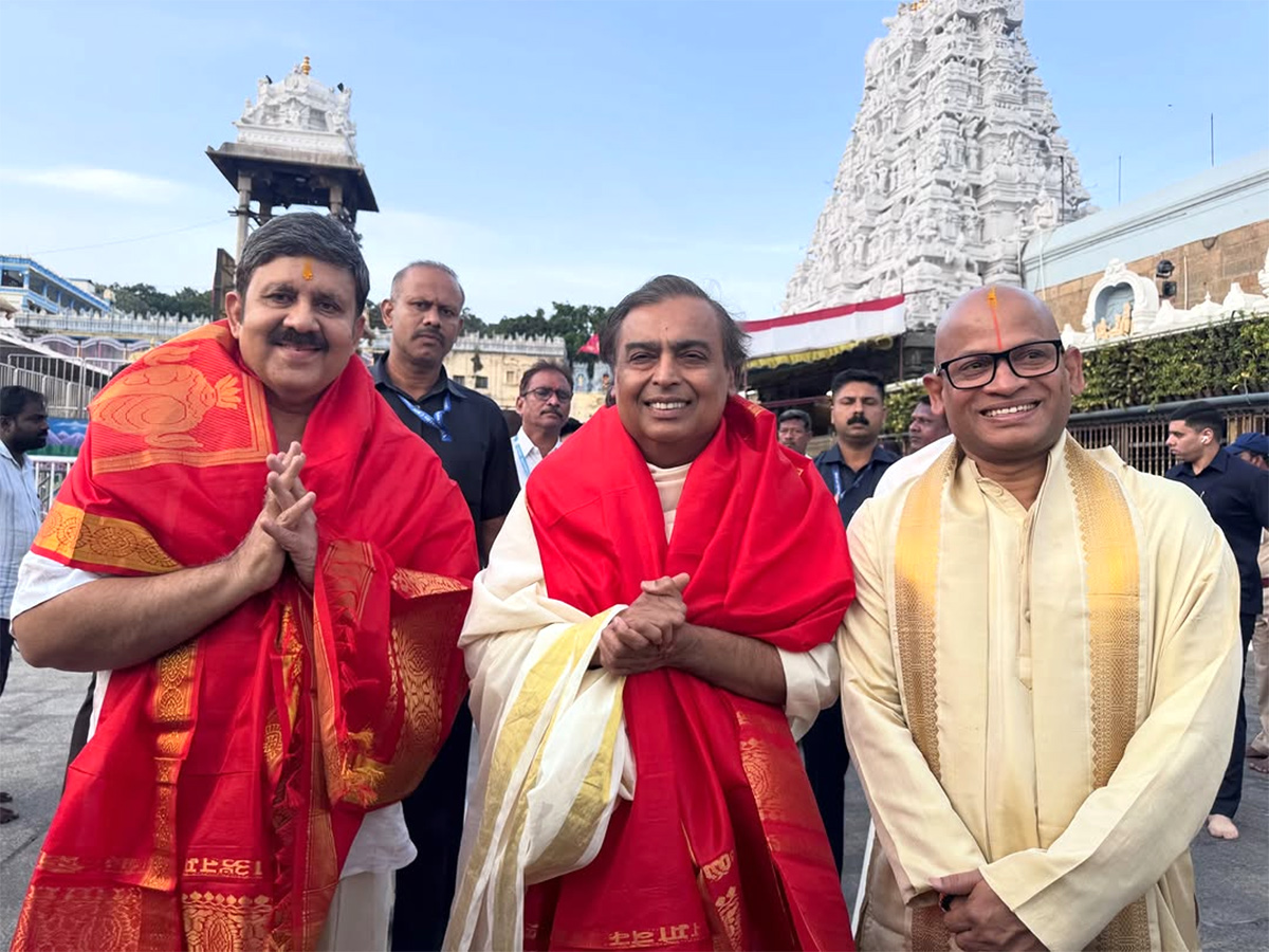Mukesh Ambani Anant Ambani And Radhika Visit Tirumala8