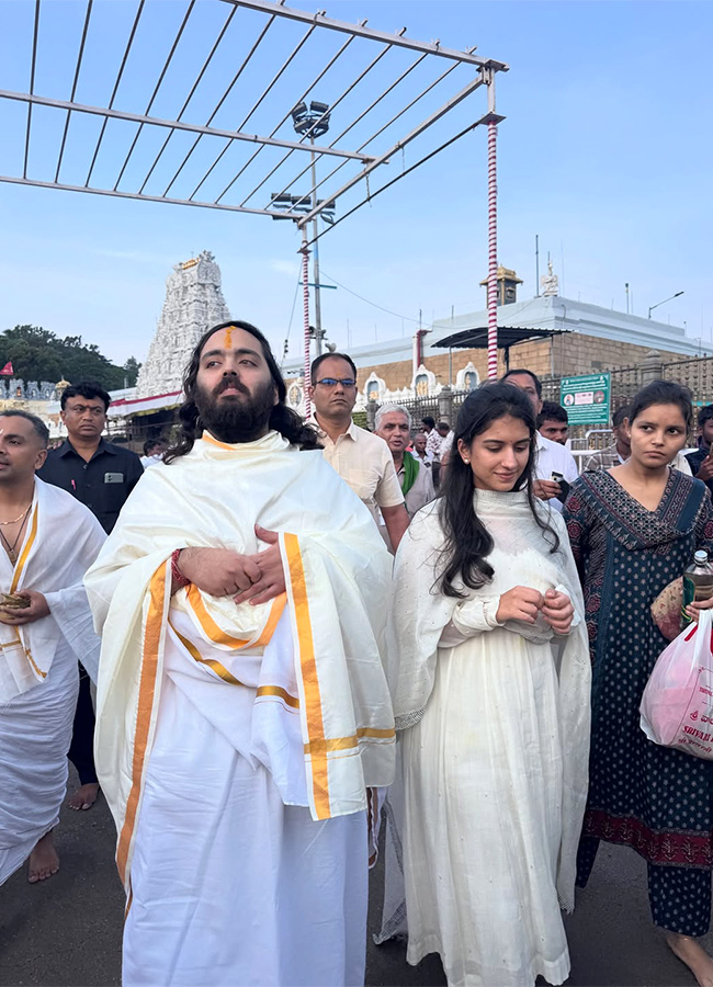 Mukesh Ambani Anant Ambani And Radhika Visit Tirumala9