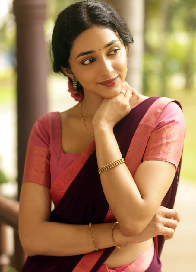 Actress Preity Mukhundhan Looks Stunning In a Saree Photos...8