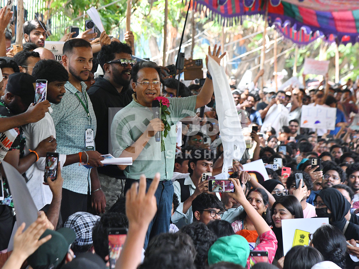 Cockroach Janata Party Protest In Hyderabad Photos12