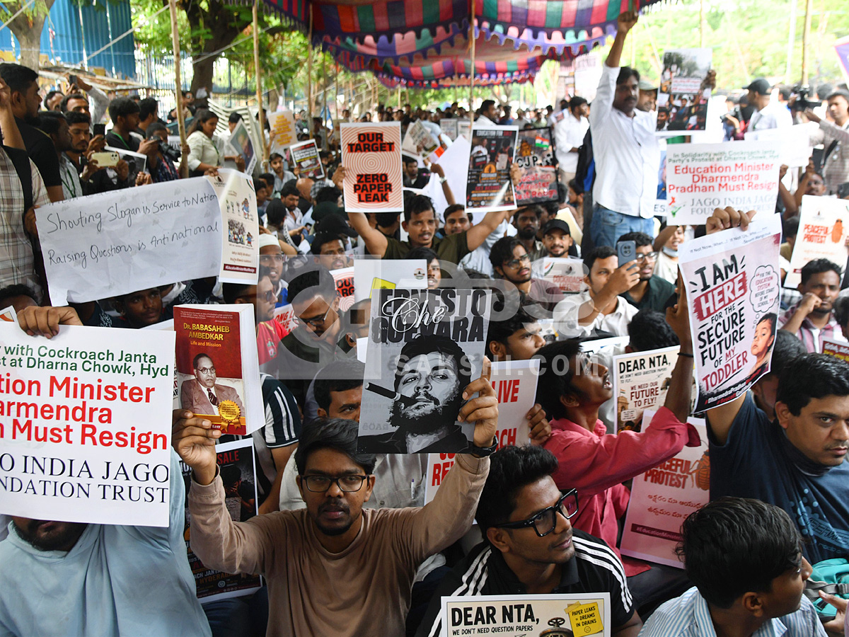 Cockroach Janata Party Protest In Hyderabad Photos2