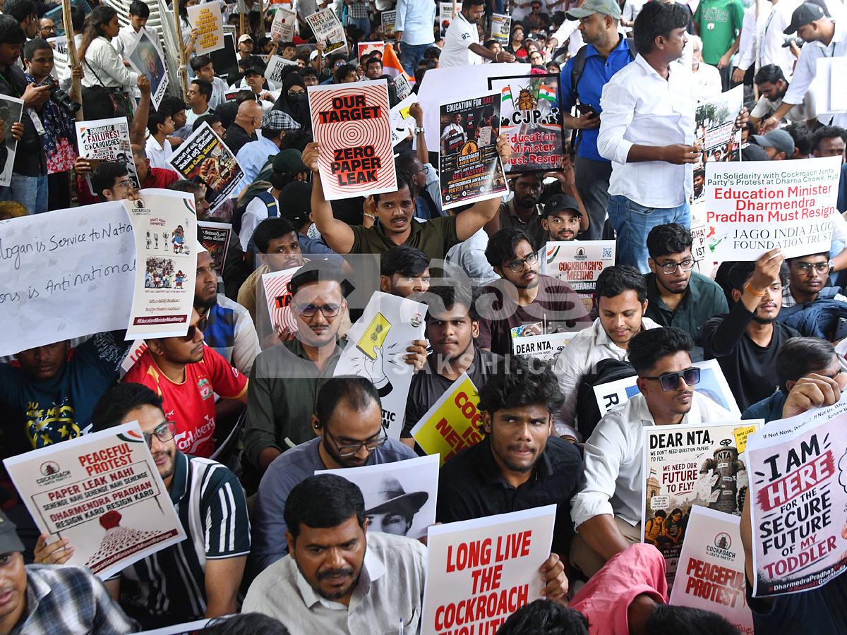 Cockroach Janata Party Protest In Hyderabad Photos3