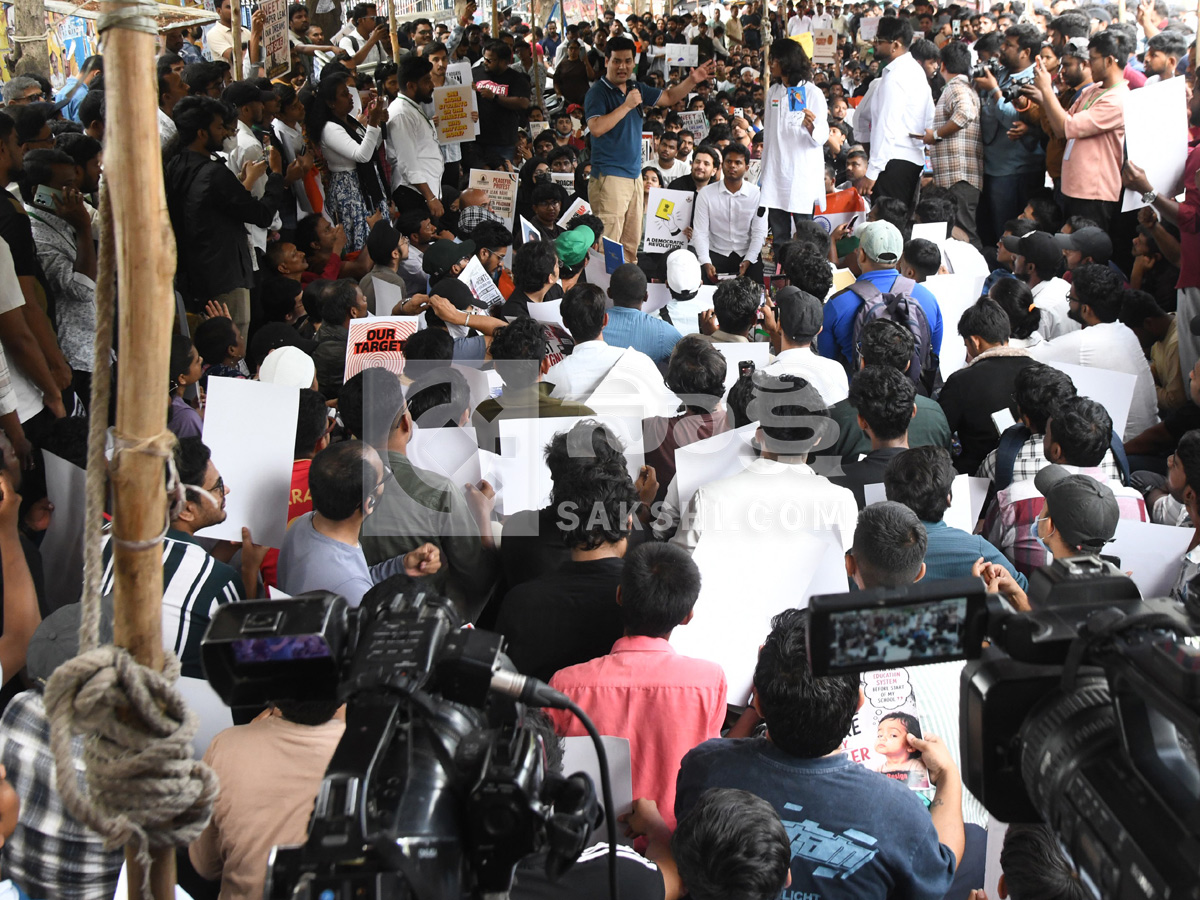 Cockroach Janata Party Protest In Hyderabad Photos8