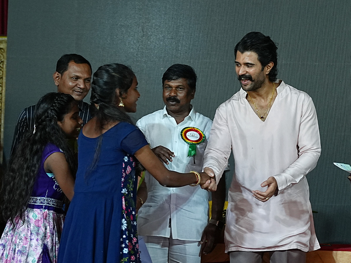 Vijay and Rashmika in their hometown for a noble event Photos9
