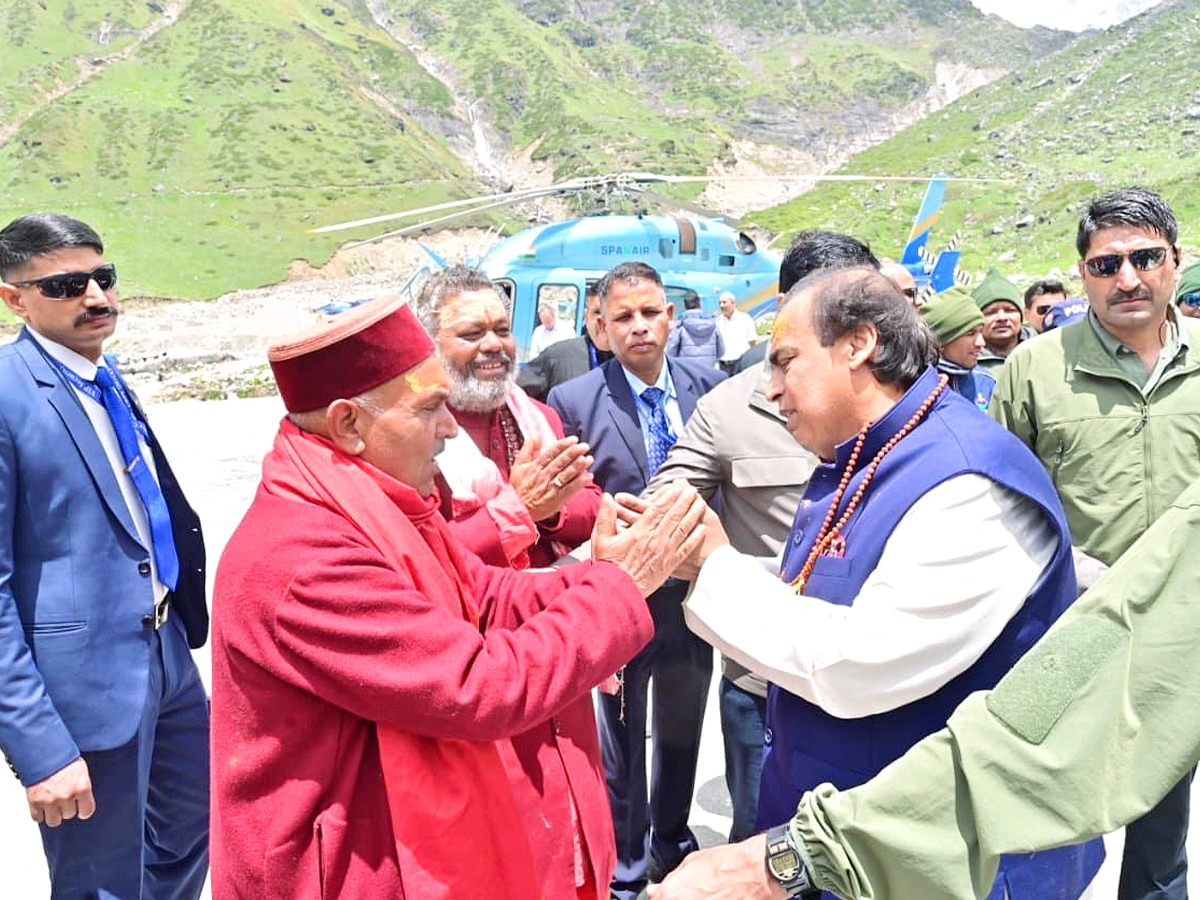 Mukesh Ambani Visits Badrinath Temple and Kedarnath Temple Photos3
